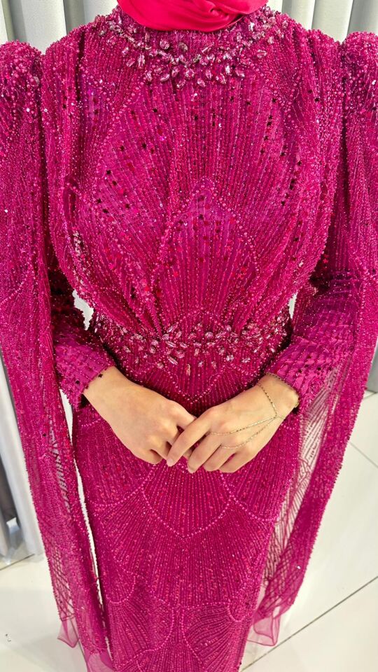 Kristal taş işlemeli Vücuda oturan, balık kesim Parlak,  tonlarında yoğun taş ve payet işlemeleri bulunur Omuzları hafif kabarık  Pembe Abiye 48