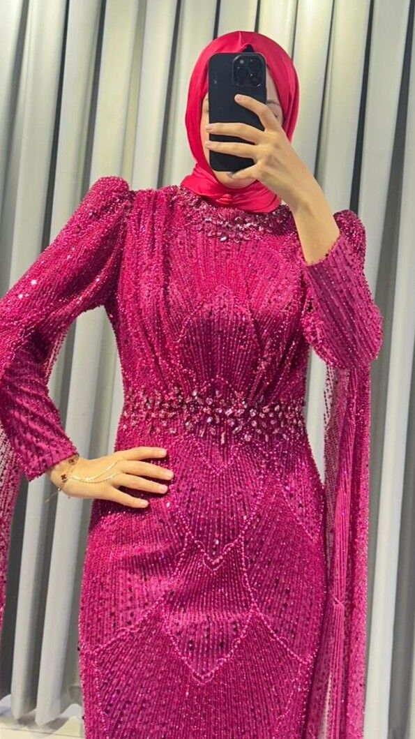 Kristal taş işlemeli Vücuda oturan, balık kesim Parlak,  tonlarında yoğun taş ve payet işlemeleri bulunur Omuzları hafif kabarık  Pembe Abiye 48