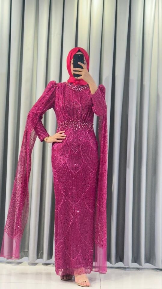 Kristal taş işlemeli Vücuda oturan, balık kesim Parlak,  tonlarında yoğun taş ve payet işlemeleri bulunur Omuzları hafif kabarık  Pembe Abiye 48