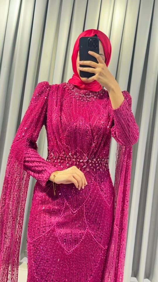 Kristal taş işlemeli Vücuda oturan, balık kesim Parlak,  tonlarında yoğun taş ve payet işlemeleri bulunur Omuzları hafif kabarık  Pembe Abiye 48