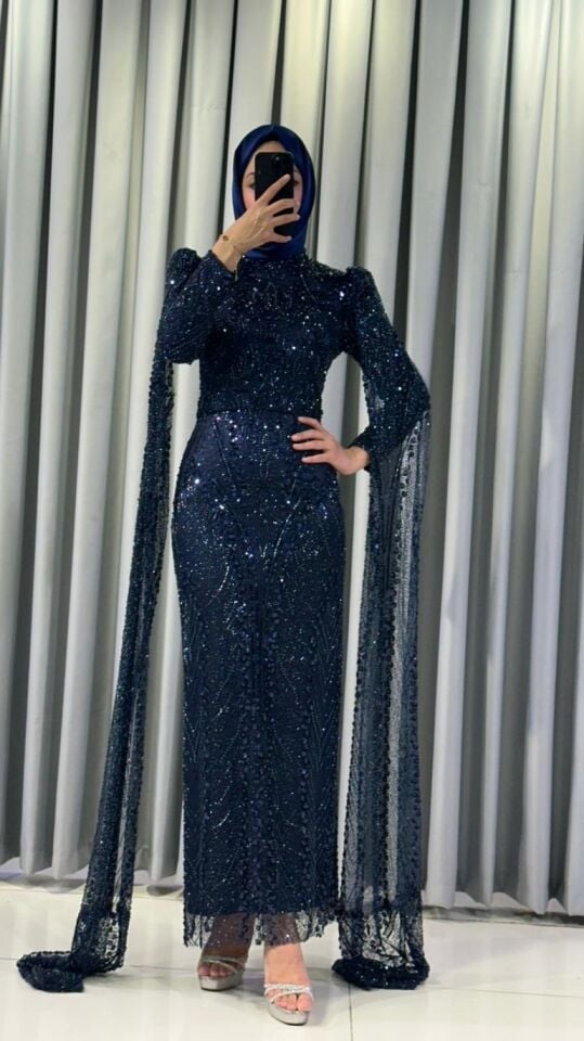 Kristal taş işlemeli Vücuda oturan, balık kesim Parlak,  yoğun pul ve payet işlemeleri bulunur Omuzları hafif kabarık Lacivert Abiye 48