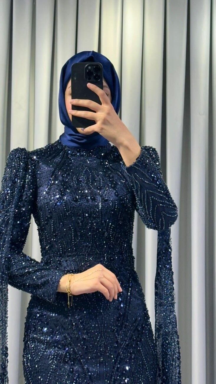 Kristal taş işlemeli Vücuda oturan, balık kesim Parlak,  yoğun pul ve payet işlemeleri bulunur Omuzları hafif kabarık Lacivert Abiye 48