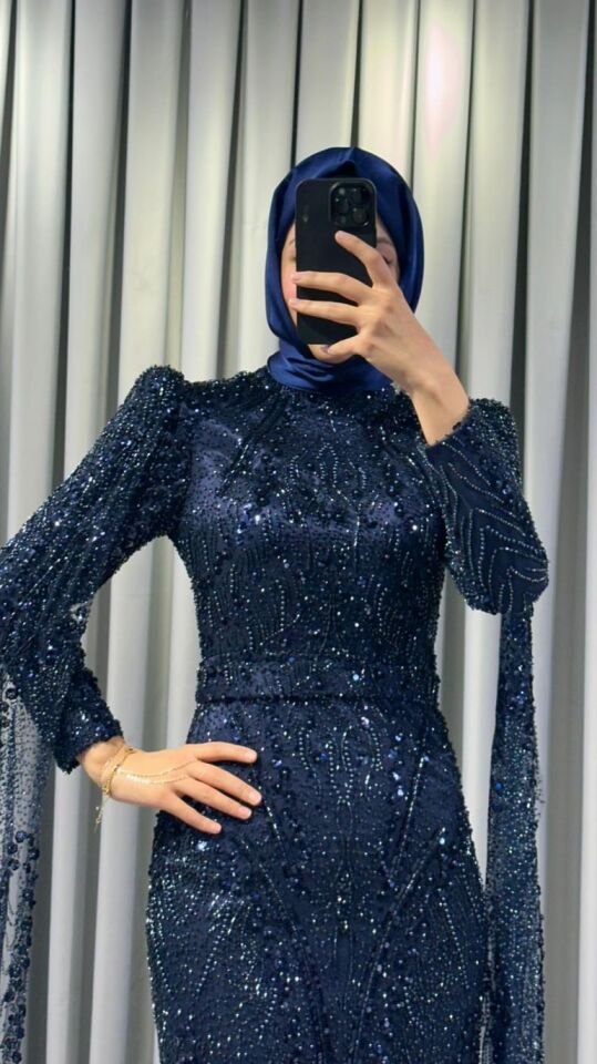 Kristal taş işlemeli Vücuda oturan, balık kesim Parlak,  yoğun pul ve payet işlemeleri bulunur Omuzları hafif kabarık Lacivert Abiye 48