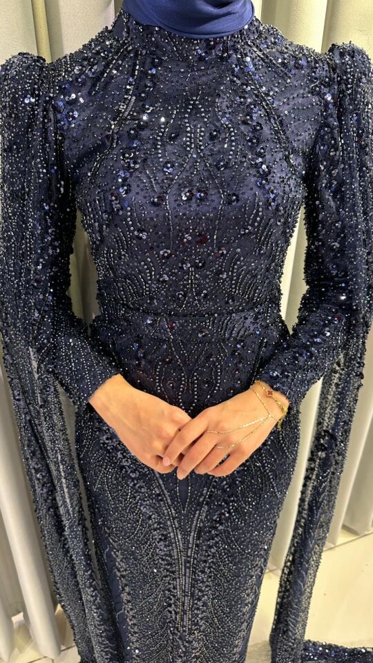 Kristal taş işlemeli Vücuda oturan, balık kesim Parlak,  yoğun pul ve payet işlemeleri bulunur Omuzları hafif kabarık Lacivert Abiye 48