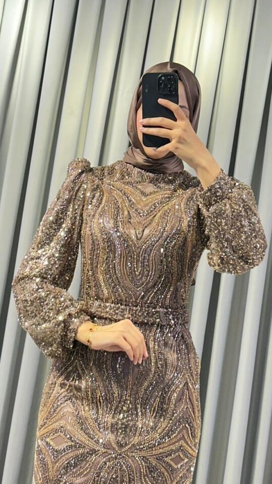Kristal taş işlemeli Vücuda oturan, balık kesim Parlak,  yoğun Boncuk  işlemeleri bulunur Omuzları hafif kabarık  Gold Abiye 48