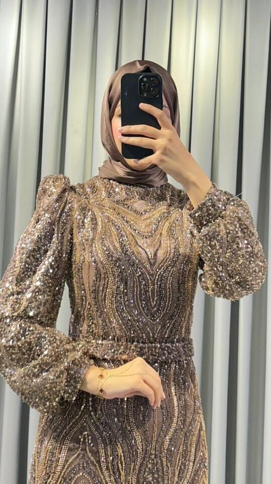 Kristal taş işlemeli Vücuda oturan, balık kesim Parlak,  yoğun Boncuk  işlemeleri bulunur Omuzları hafif kabarık  Gold Abiye 48